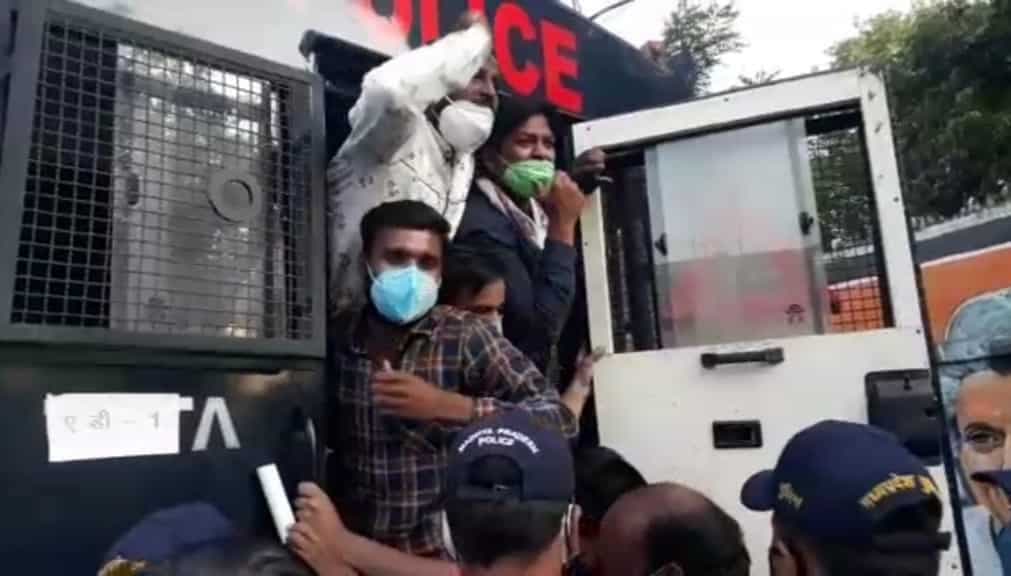 पुलिस की गिरफ्त में NSUI कार्यकर्ता, मंत्री ओ.पी. भदौरिया को देने की फिराक में थे एक करोड़ का नकली चेक