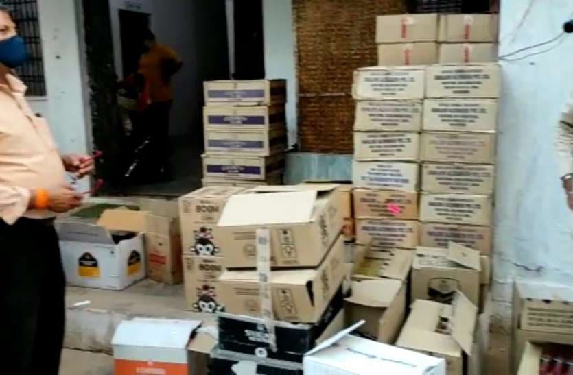 लॉकडाउन में भाजयुमो पूर्व जिलाध्यक्ष बिकवा रहे थे अवैध शराब, पुलिस की दबिश से हड़कंप