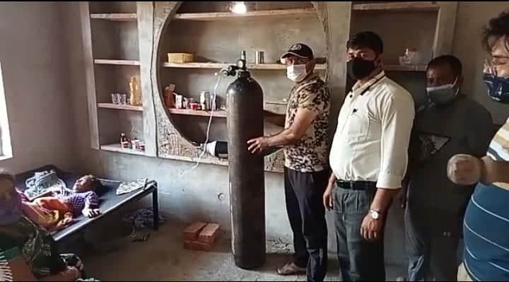 सेवढ़ा: मां की सांसों के लिए बेटे ने सोशल मीडिया पर लगाई गुहार, टीआई ने भिजवाया ऑक्सीजन सिलेंडर