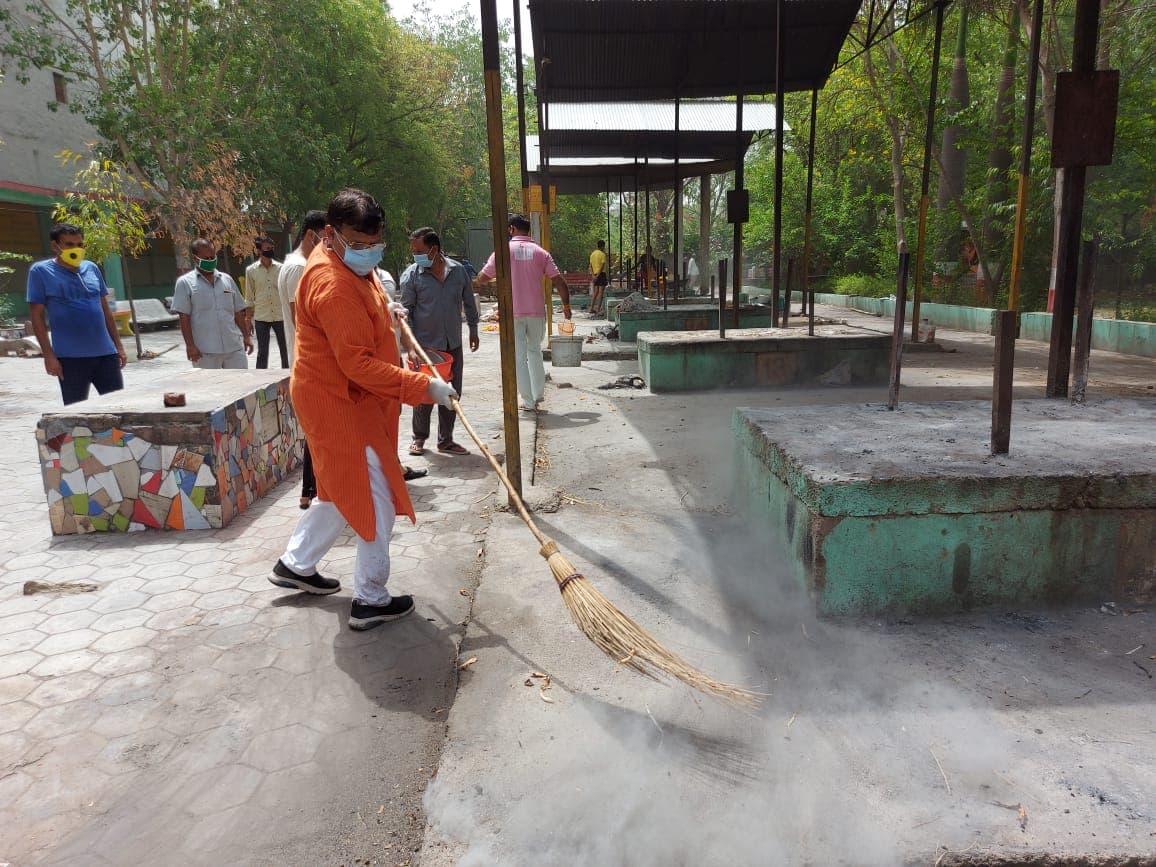 प्रायश्चित करने मुक्तिधाम पहुंचे ऊर्जा मंत्री, झाड़ू लगाई सेनेटाइजेशन भी किया