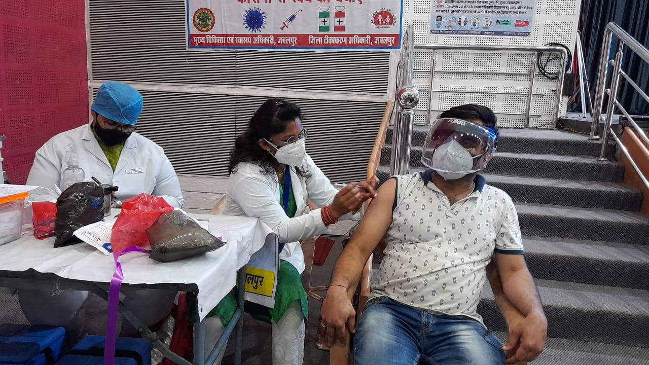 जबलपुर- 18+ युवाओं में वैक्सीनेशन को लेकर उत्साह, 100 लोगों को लगी वैक्सीन
