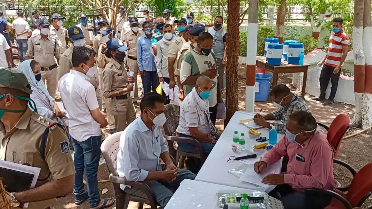 पुलिसकर्मियों और उनके परिवार के लिए स्वास्थ्य शिविर, 150 से अधिक ने कराया परीक्षण