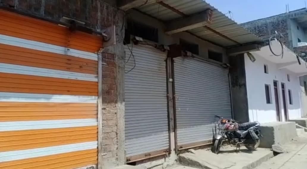 रतलाम : कोरोना से निपटने के लिए ग्रामीणों ने घरों में लगाए ताले, पूरे गांव में किया अमृत का छिड़काव