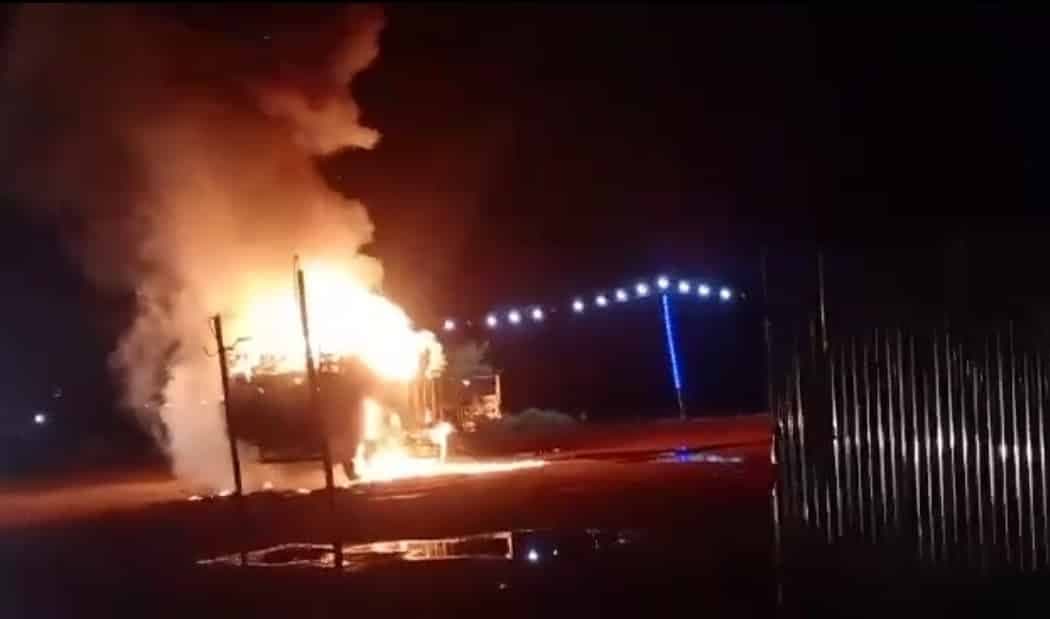 हाईवे पर चलते ट्रक में लगी आग, मुश्किल से बची ड्राइवर की जान, दवाइयां जलकर खाक