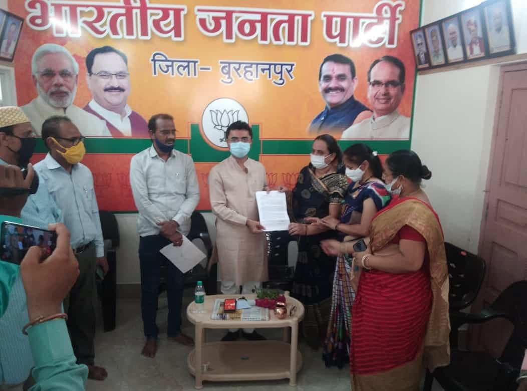 बुरहानपुर: भाजपा नेता पर कार्यवाही को लेकर महिला कांग्रेस ने भाजपा जिलाध्यक्ष को सौंपा ज्ञापन