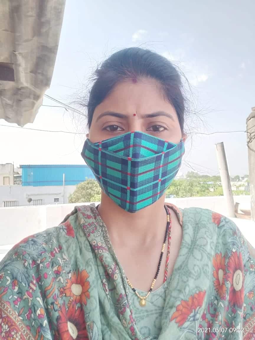 कोरोना कर्फ्यू साइड इफेक्ट – महिला प्रोफेसर का हाथ मरोड़ा और बच्चों को बिल्डिंग से फेंकने की दी धमकी
