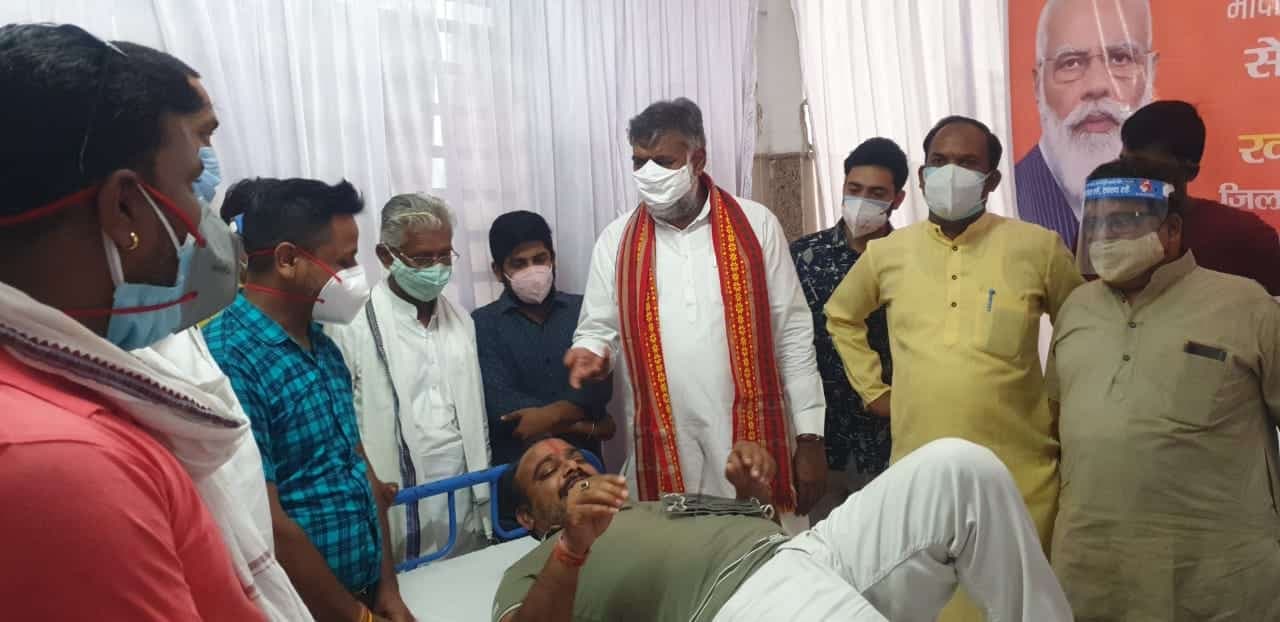दमोह: मोदी सरकार और अपने कार्यकाल के 7 साल पूरे होने पर इस केंद्रीय मंत्री ने रक्तदान शिविर में लिया हिस्सा