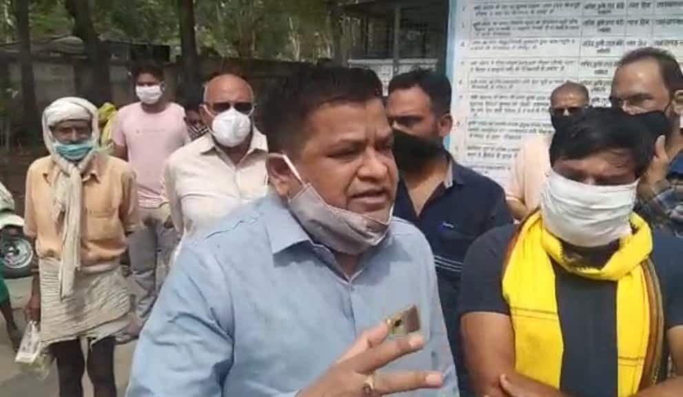 अलीराजपुर : आम को लेकर किसान परेशान, कांग्रेस विधायक और जिलाध्यक्ष बोले- नहीं चलेगी प्रशासन की तानाशाही