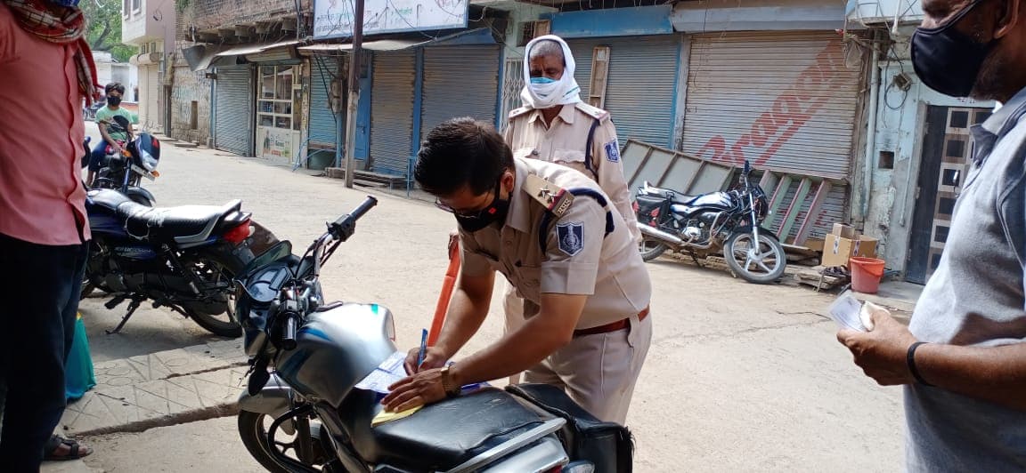 अशोकनगर: कोरोना कर्फ्यू के उल्लंघन पर टीआई ने की चालानी कार्रवाई, नगर में पसरा सन्नाटा