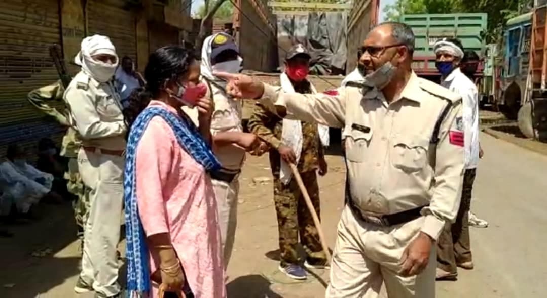 मुरैना : जब्त ट्रैक्टर ट्रॉली को सुपुर्द करने गए वन आरक्षक को हवलदार ने एफआईआर की दी धमकी, वीडियो वायरल