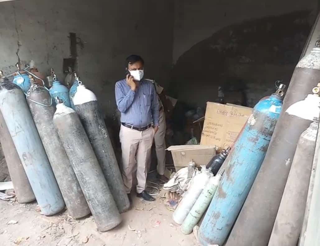 ऑक्सीजन के धंदेबाजों पर छापेमारी, 8 सिलेंडर जब्त, गोदाम सील