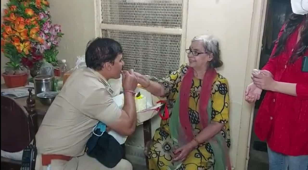 इंदौर में खाकी ने कुछ इस अंदाज में सेलिब्रेट किया मदर्स डे, सालों पुराने रिश्ते में ऐसे घोली मिठास