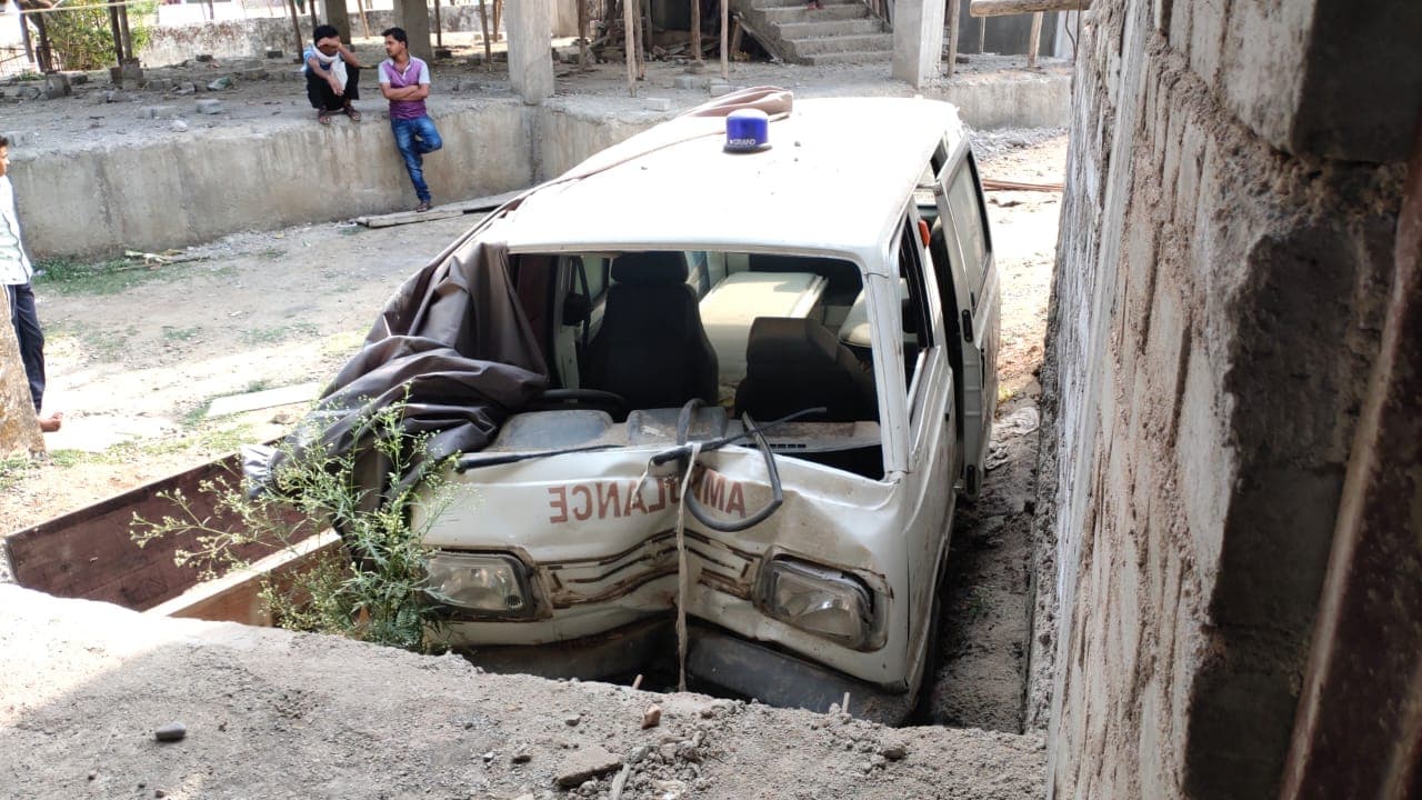 बैतूल: स्वास्थ्य विभाग का निकम्मापन, 5 साल से नहीं हुआ रजिस्ट्रेशन, एम्बुलेंस बनी कबाड़, घूमती रही फाइल