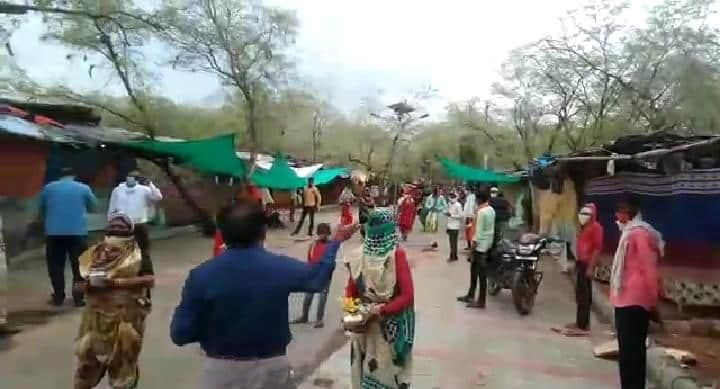 कोरोना पर भारी अंधविश्वास, बिना मास्क और डिस्टेंसिंग के सैंकड़ों की तादाद में लोग मंदिर पहुंचे