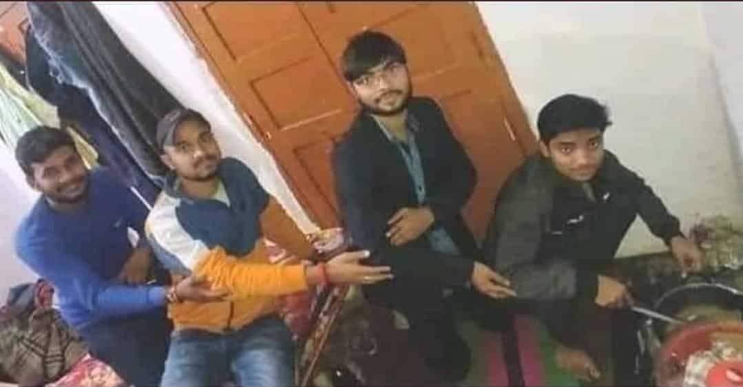 एक दोस्त बना रहा था खाना, बाकी तीन दोस्तों ने कुछ इस तरह की मदद