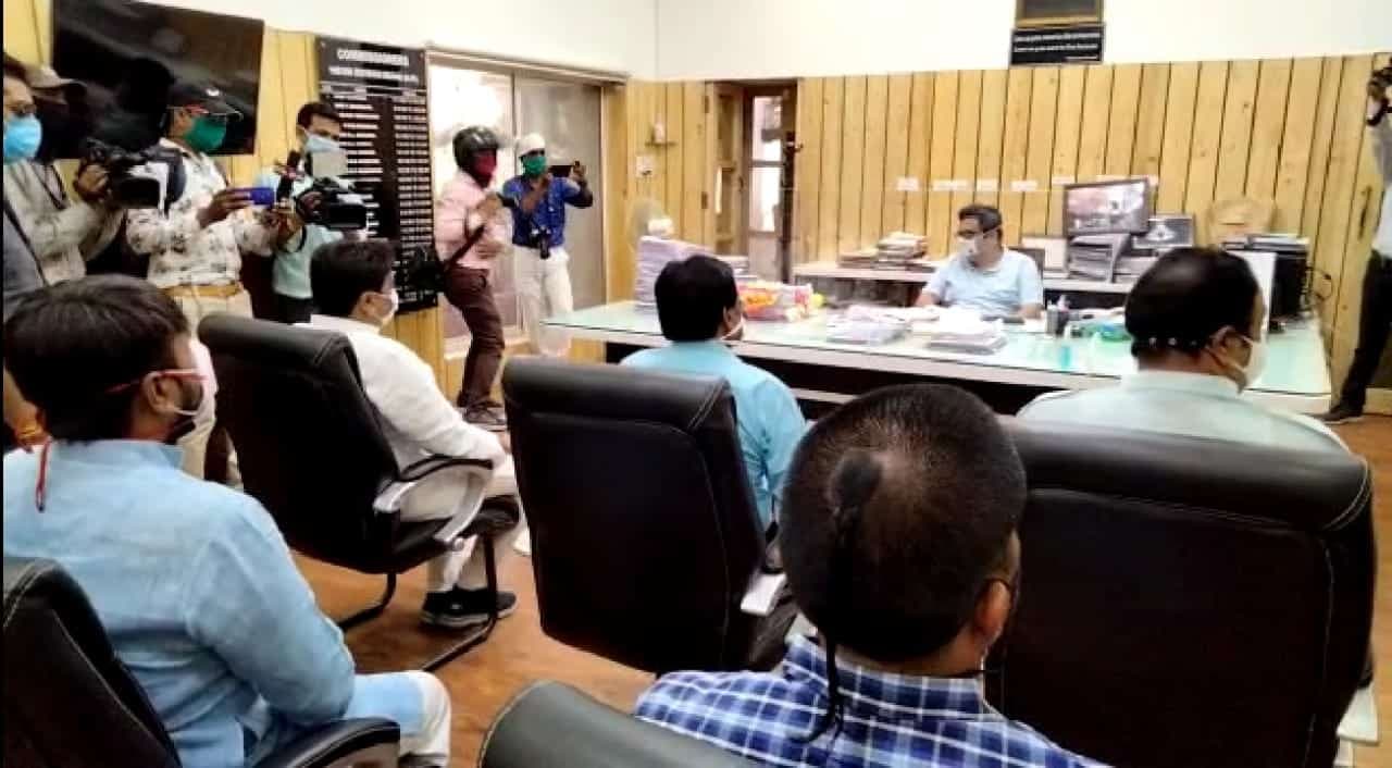 कांग्रेस के प्रतिनिधिमंडल ने कमिश्नर को जताया आक्रोश, सज्जन सिंह वर्मा बोले- पार्टी के विधायकों को किया जा रहा दरकिनार