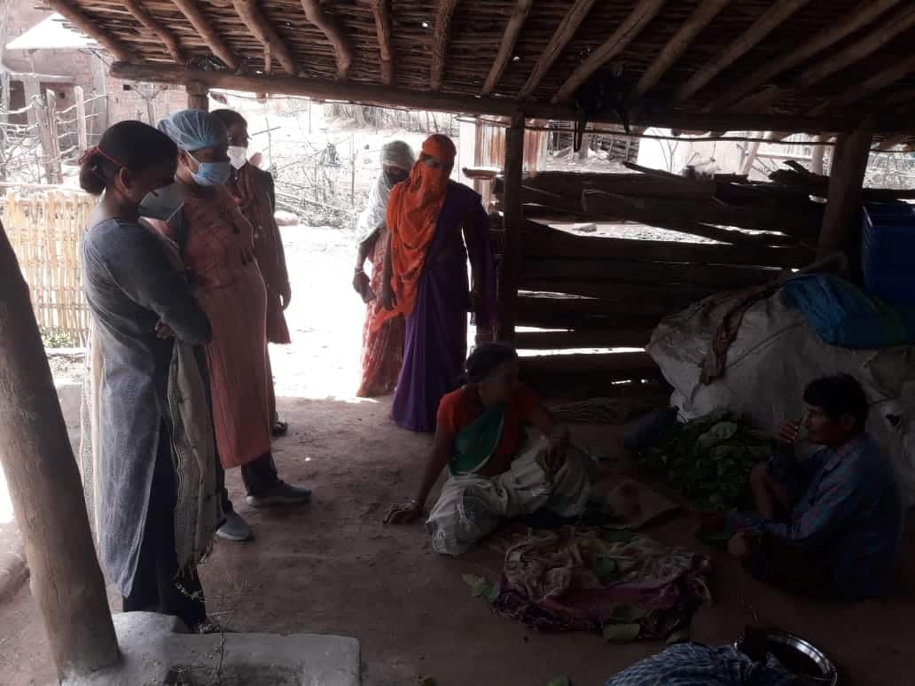 कई आदिवासी ग्रामों में अब भी नहीं मान रहे ग्रामीण, सेंपलिंग और वैक्सीनेशन के लिए अधिकारी कर रहे जागरूक
