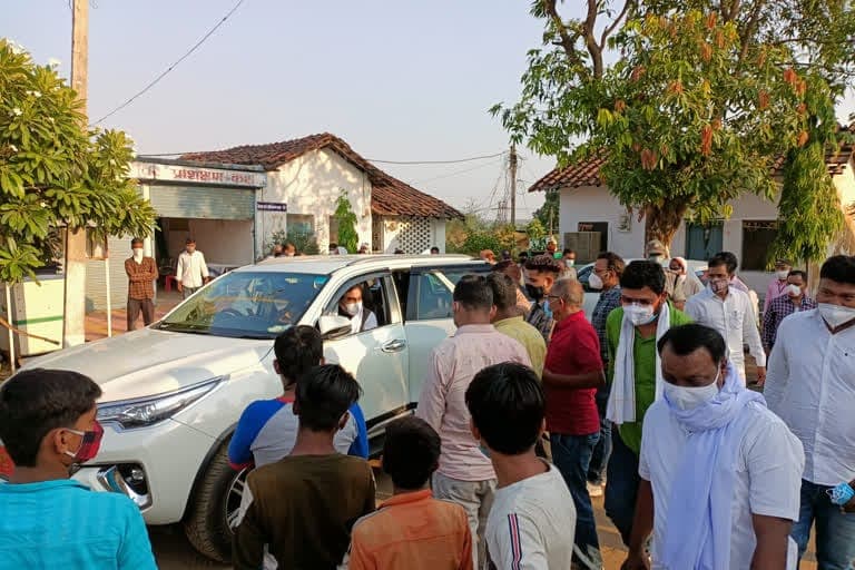 जबलपुर में सांसद राकेश सिंह की बैठक में उड़ी कोरोना नियमों की धज्जियां, अधिकारी रहे मौन