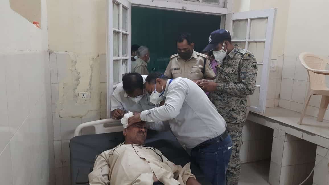 मुरैना में बेख़ौफ़ बदमाश, चोर को पकड़ने गई पुलिस पार्टी पर लाठी डंडों से हमला