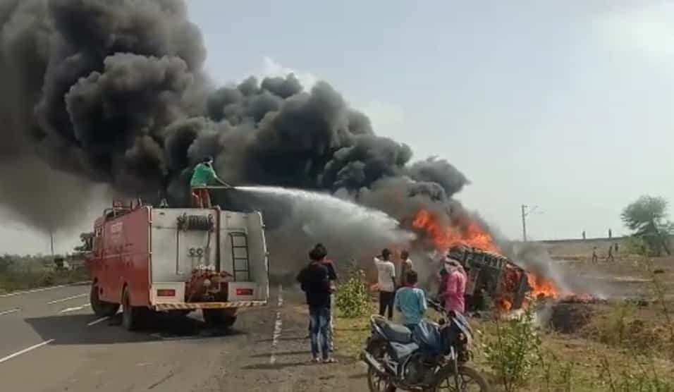 शिवपुरी : टायर से भरे चलते ट्रक में लगी आग, लाखों का नुकसान