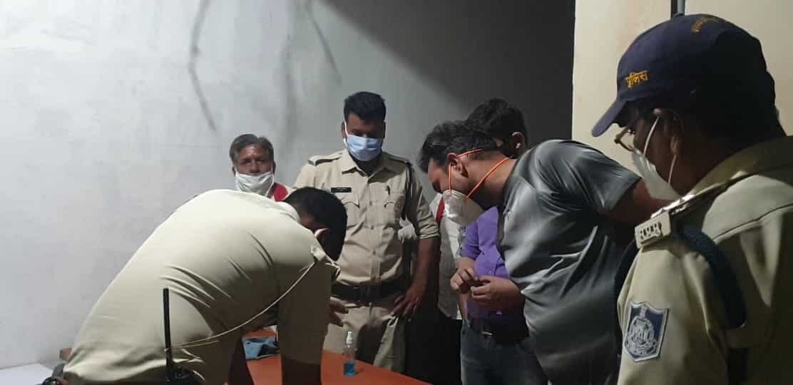कर्फ्यू के दौरान रेस्टॉरेंट में बिक रही थी शराब, पुलिस ने डेढ़ लाख का माल पकड़ा