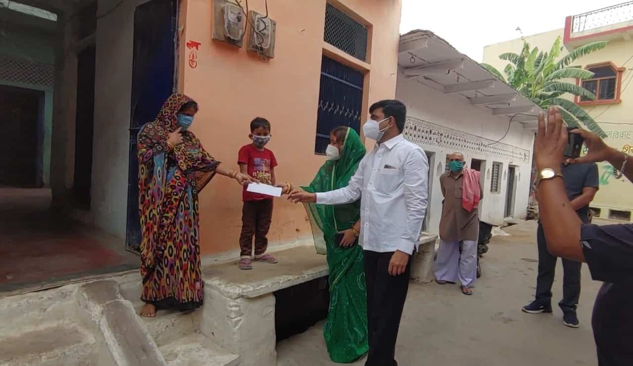 मदर्स-डे पर असहाय मां की मदद करने पहुंचे टीकमगढ़ विधायक, कहा हर महीने करेंगे 2 हजार की सहायता