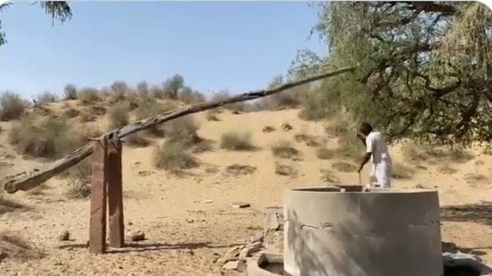 कुएं से पानी निकालने के लिए गजब की जुगाड़ तकनीक, वीडियो वायरल