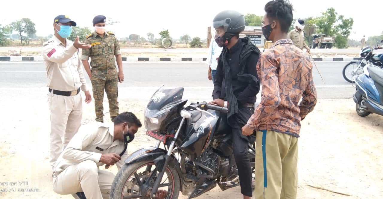 दतिया : अंतरराज्यीय सीमा यूपी-एमपी पर कड़ा पहरा, बेवजह घूमने वालों के वाहन की निकाली हवा