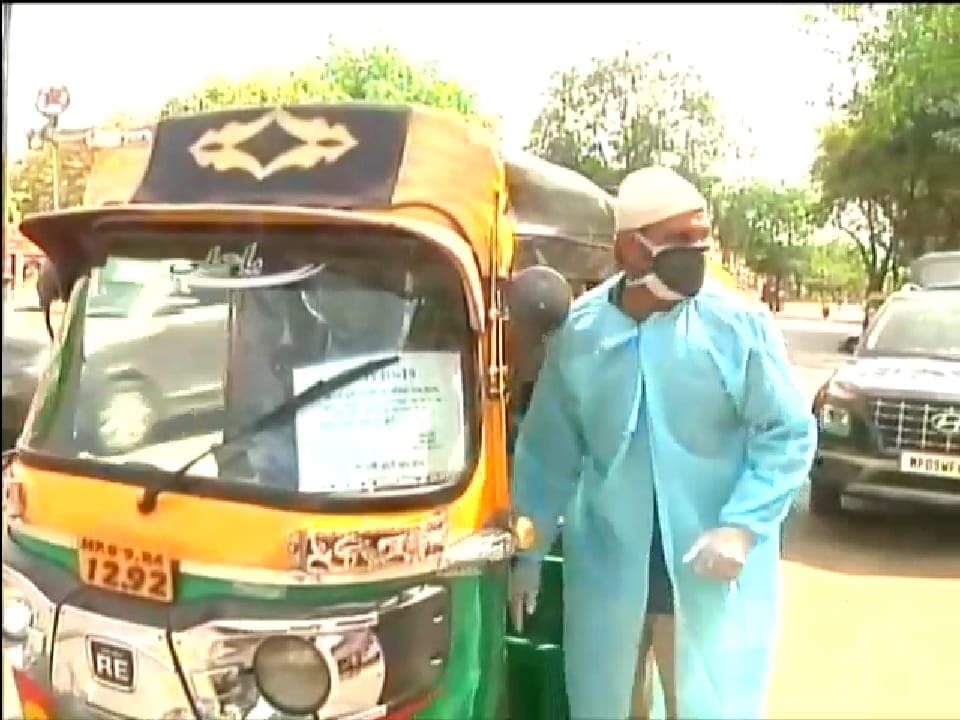 ऑटो को मिनी मोबाइल एम्बुलेंस बनकर कर रहे कोरोना मरीजों की सेवा