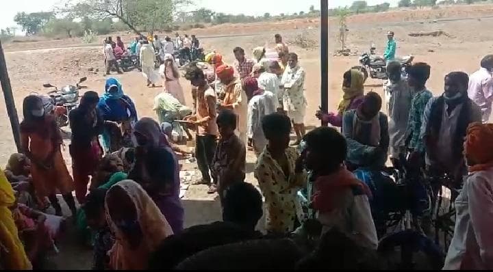 रतलाम में सेल्समैन की मनमानी से कोरोना काल में राशन के लिए परेशान हो रहे हैं ग्रामीण