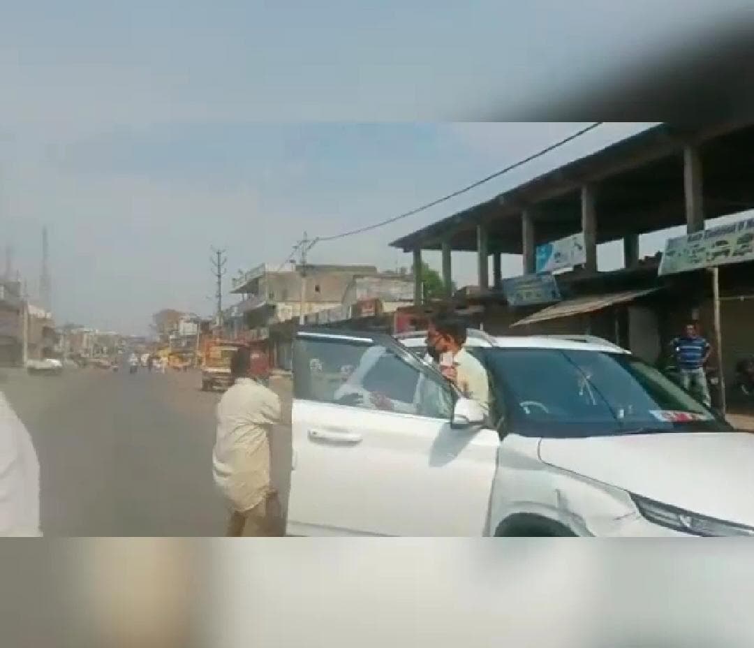 रायसेन : नपा सीएमओ और कर्मचारियों को ठेले वाले ने दौड़ा-दौड़ा कर पीटा, वीडियो वायरल