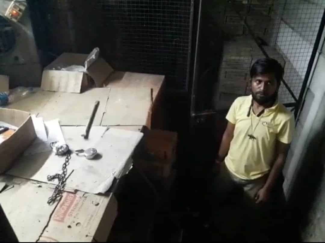 चोरों के निशाने पर शराब दुकान, ताले तोड़कर चुराई देशी शराब