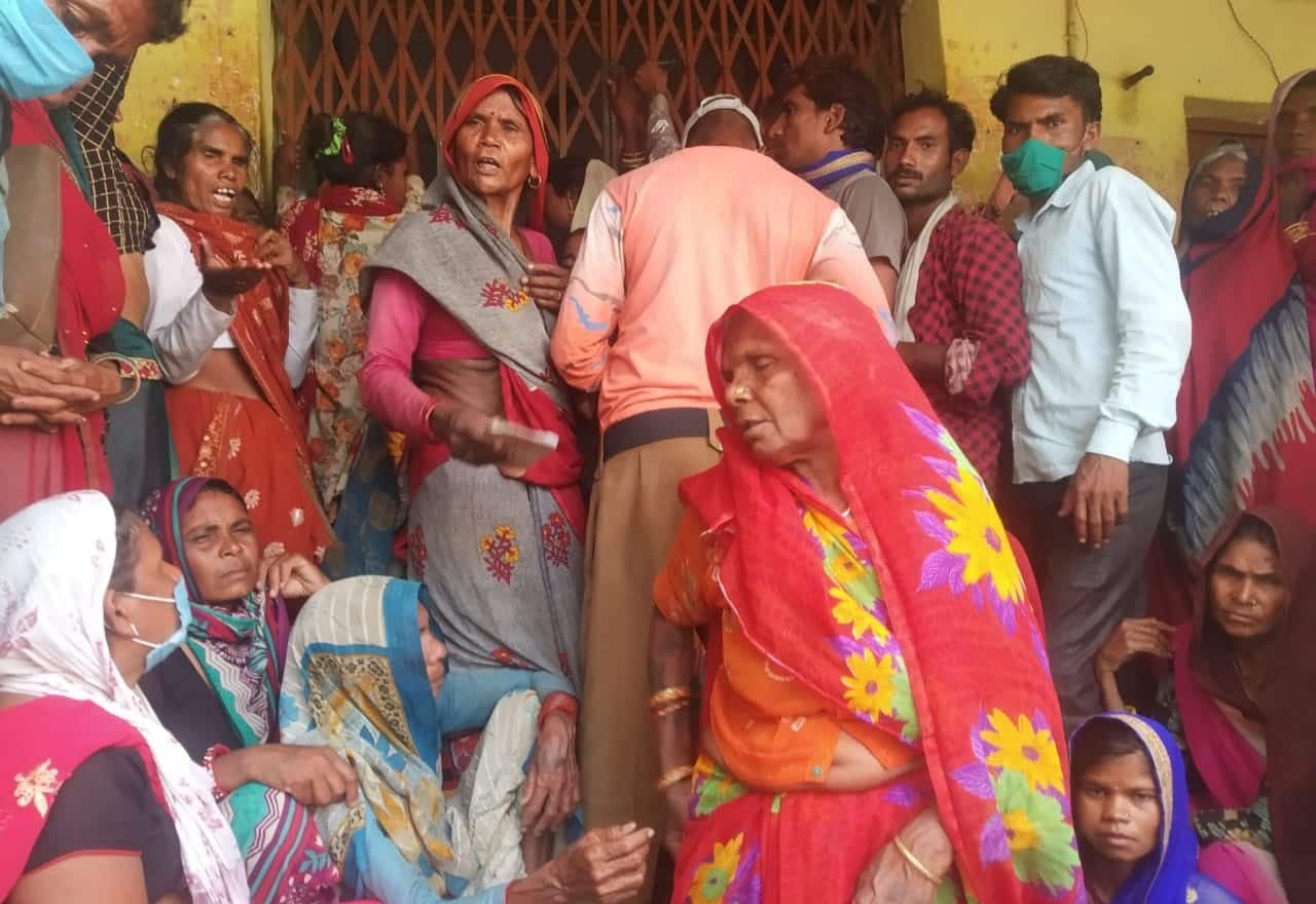 बैंक के बाहर उड़ रही सोशल डिस्टेंसिंग की धज्जियां, चेहरों पर मास्क भी नहीं