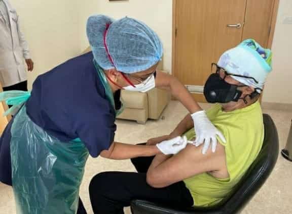 वैक्सीन का दूसरा डोज लगवाकर अमिताभ बच्चन ने लिखा – दूसरा भी हो गया ..