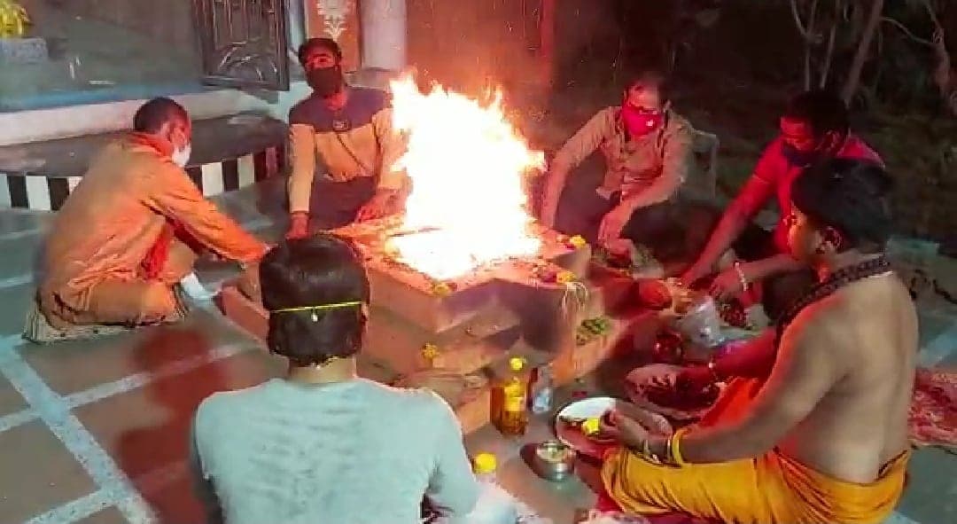 रतलाम: कोरोना से मुक्ति के लिए श्मशान में हुआ बगलामुखी हवन