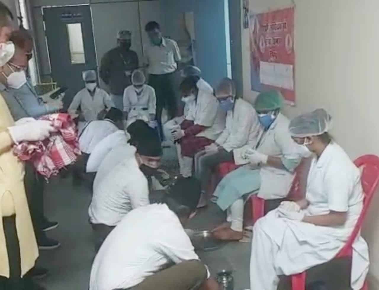 World nurse day पर भिण्ड में पुलिस ने गुलाब देकर सेल्यूट किया तो संघ ने नर्सेज के चरण पखारे