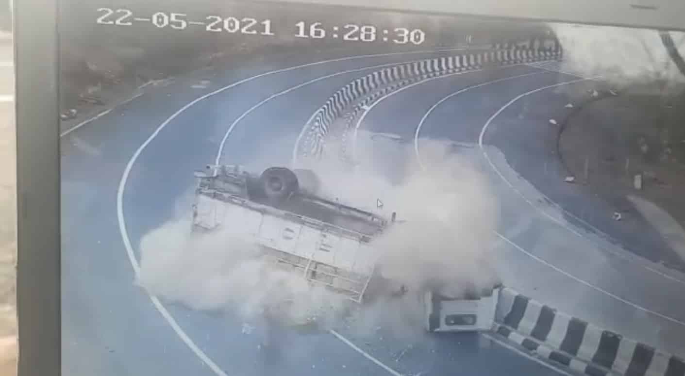 Road Accident : डिवाइडर में घुसा तेज रफ्तार ट्रक, हुए दो टुकड़े, सीसीटिव में कैद हुआ हादसा