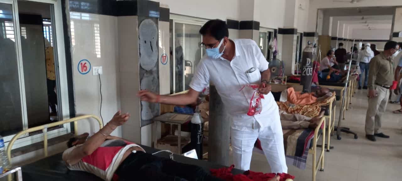 अशोकनगर : विधायक जज्जी ने कोरोना मरीजों से फुलवाए गुब्बारे, गाना गाकर लगाए ठहाके