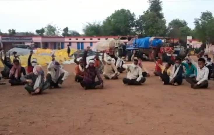 छतरपुर : बारदाने की मांग को लेकर अनिश्चितकालीन धरने पर बैठे किसान