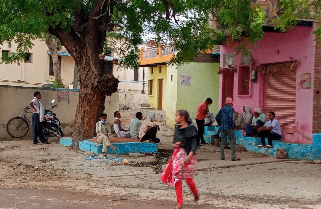 सेवढ़ा- लॉक डाउन में मुख्य बाजार में जड़े ताले, दुकानदार घरों से कर रहे धड़ल्ले से व्यापार