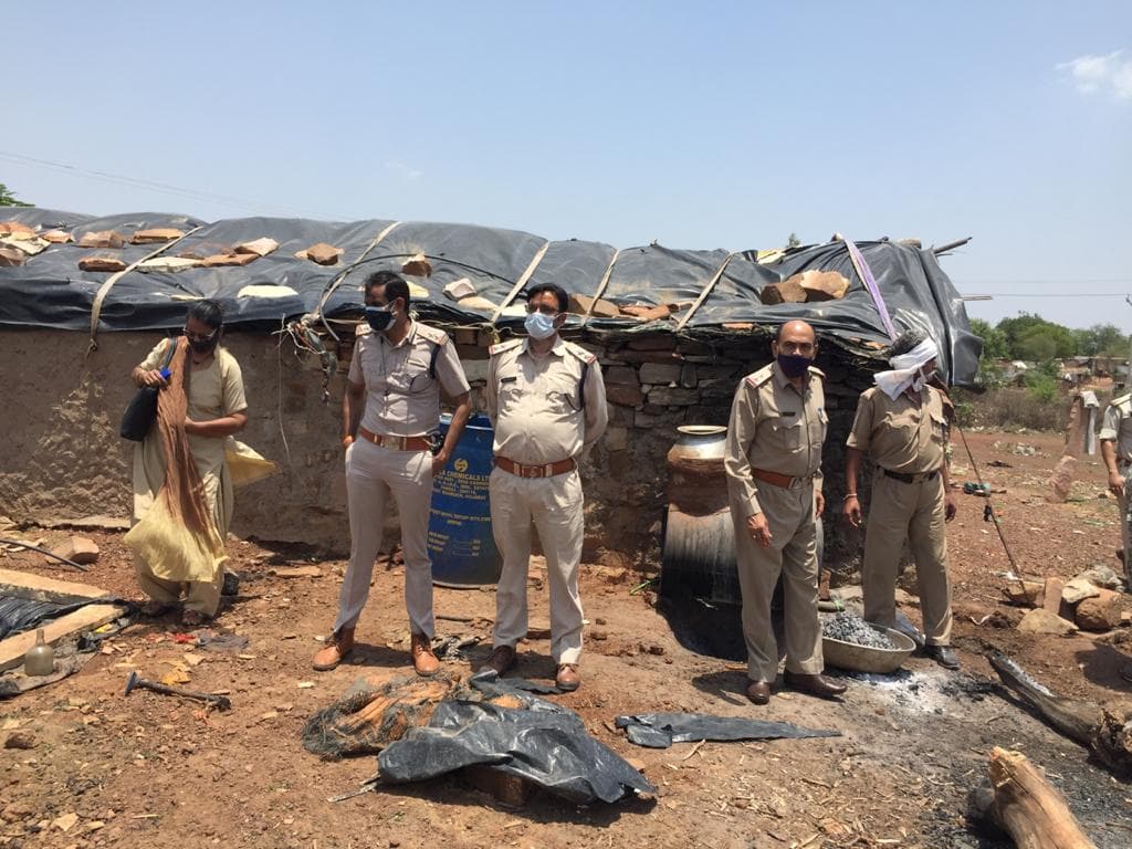 शिवपुरी : ग्रामीण क्षेत्रों में अवैध शराब निर्माण के ठिकानों पर आबकारी पुलिस की कार्रवाई