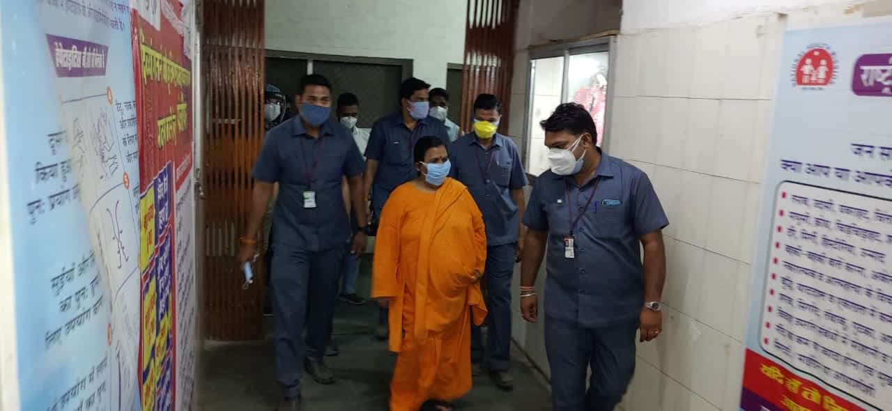 टीकमगढ़ जिला अस्पताल का उमा भारती ने किया निरीक्षण, बोली नहीं होगी ऑक्सीजन की कमी