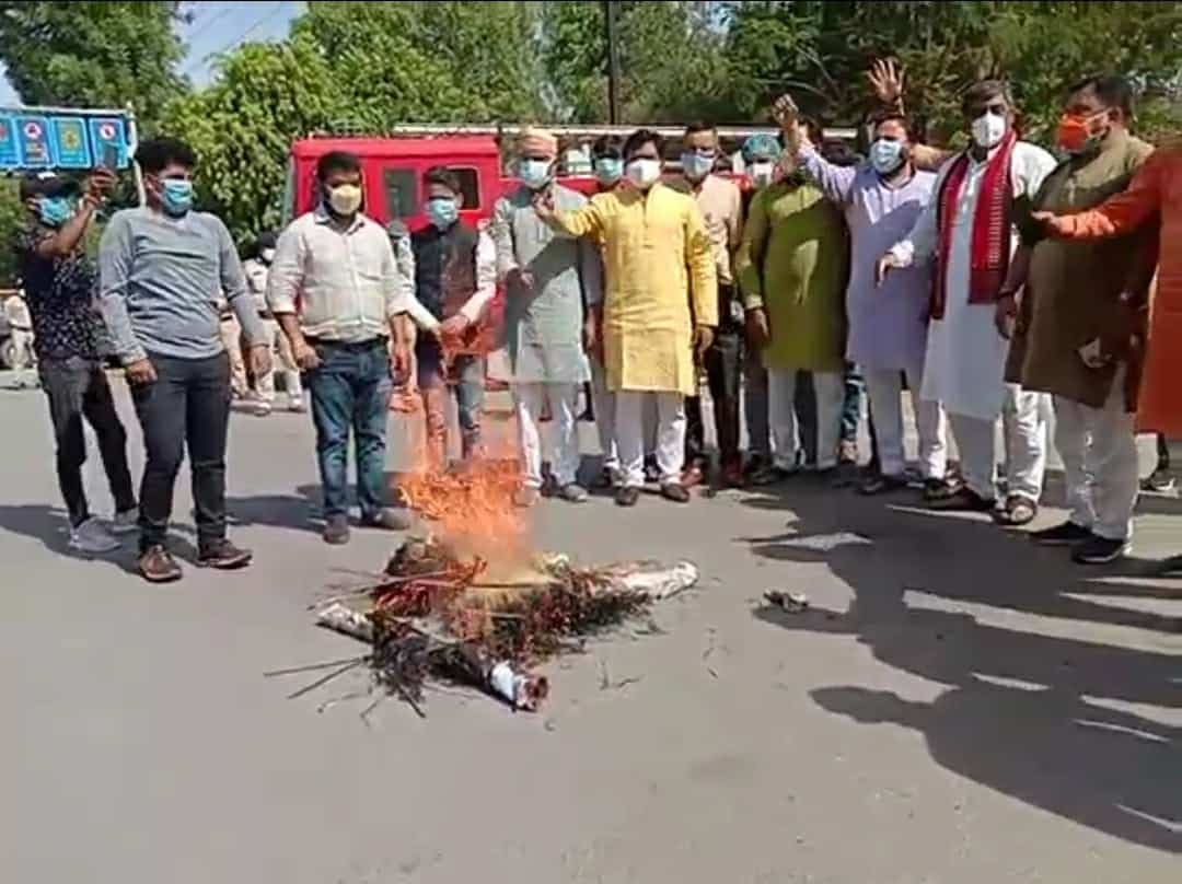 पुतला दहन को लेकर सड़क पर सियासत, भाजपा कांग्रेस आमने सामने