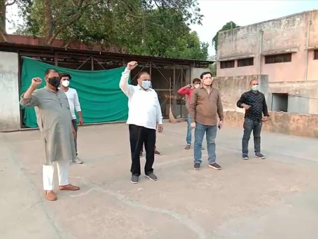 ग्वालियर: कांग्रेस का अनोखा प्रदर्शन, घर की छतों से लगाए महंगाई विरोधी नारे