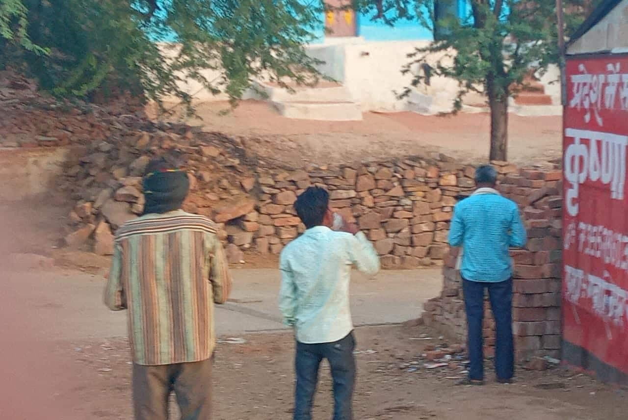 सेवढ़ा: शराब तस्करी पर नहीं कोई लॉकडाउन, मूक दर्शक बना प्रशासन, थाने से 200 मीटर दूर चल रहा व्यापार