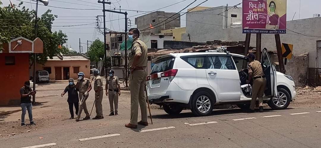खरगोन : कोरोना कर्फ्यू में बेवजह घूम रहे लोगों को एसपी दे रहे समझाइश
