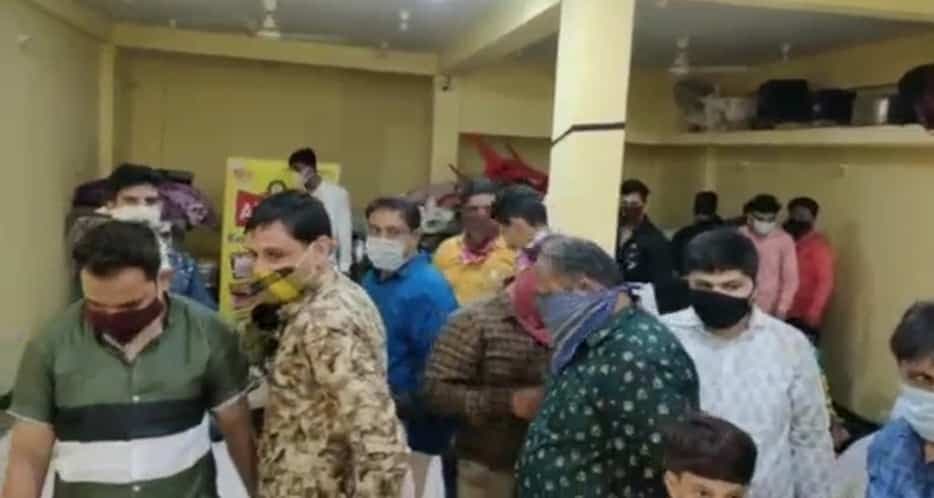 Indore News : कर्फ्यू में चल रही थी शादी की दावत, पुलिस ने की कार्रवाई