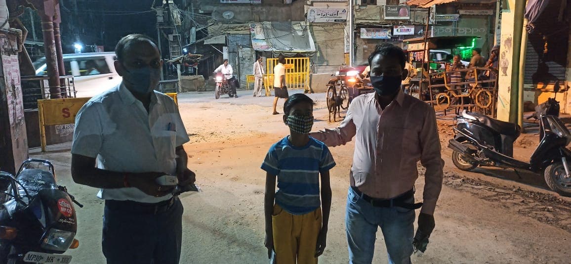 भिण्ड : सेवा भारती ने अखबारों के हॉकर्स को बाटें मास्क, ऑक्सीजन लेवल और टेम्प्रेचर भी किया चेक