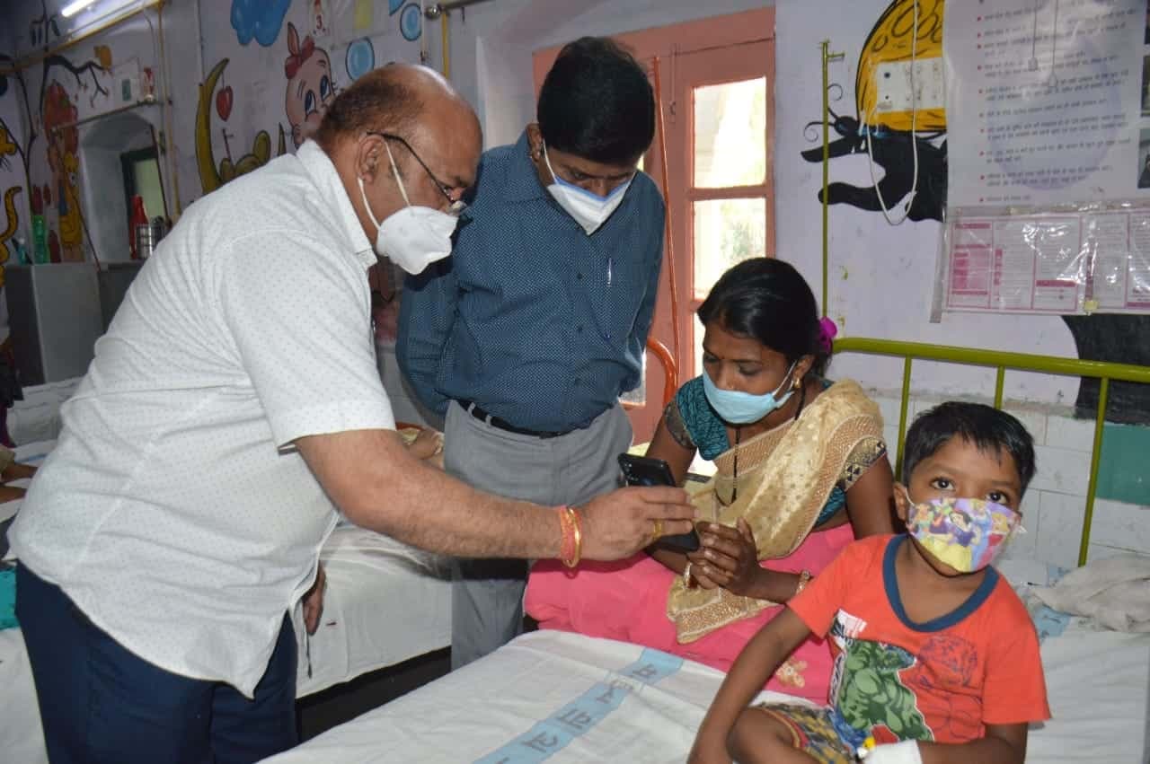 हैलो मैं डॉ प्रभुराम चौधरी बोल रहा हूँ- स्वास्थ्य मंत्री ने पूछा मरीजों का हालचाल