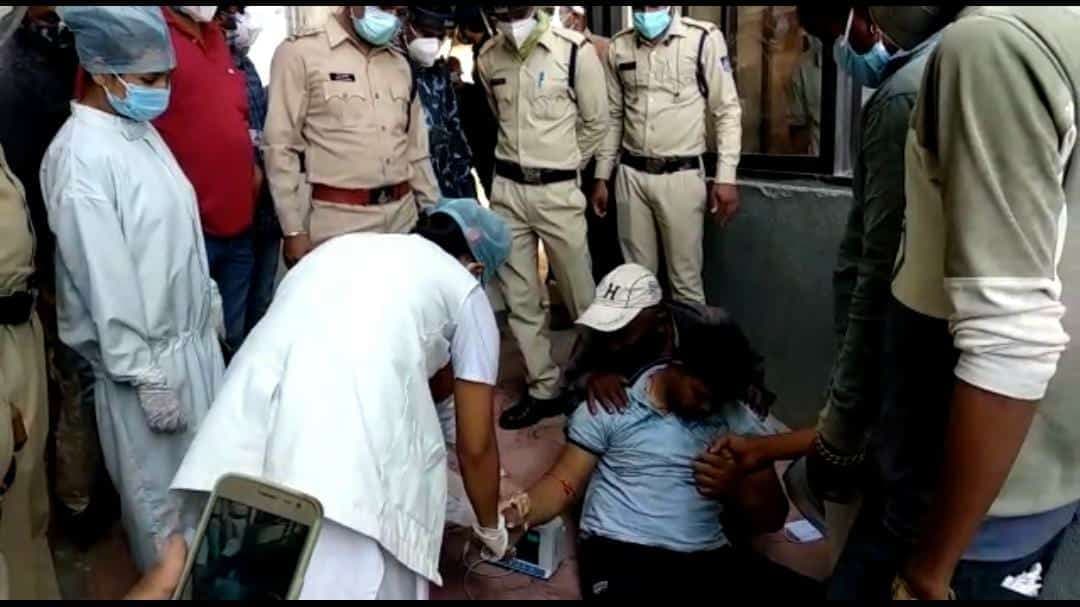 रतलाम मेडिकल कॉलेज की लापरवाही, परिजन ऑक्सीजन देने की लगाते रहे गुहार, मरीज ने गेट पर तोड़ा दम
